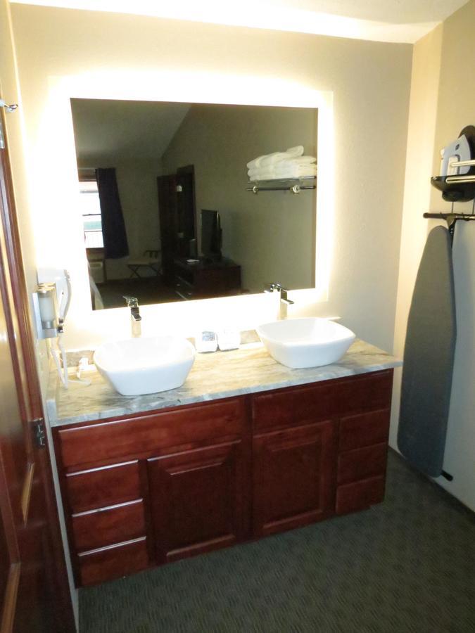 Edgewater Hotel And Suites Put-in-Bay Exteriör bild