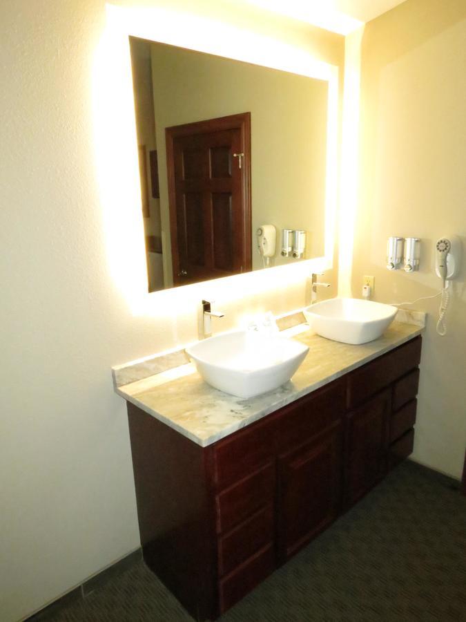 Edgewater Hotel And Suites Put-in-Bay Exteriör bild